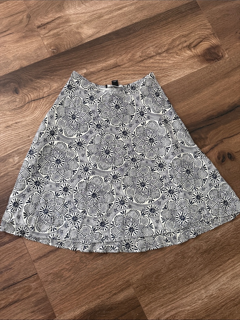 100% silk Women's navy & White Medallion A-Line Skirt